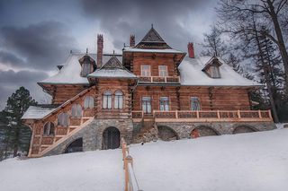 Zaprojektował ją malarz, a budowali górale. Trochę przypomina zamek. Willa pod Jedlami w Zakopanem