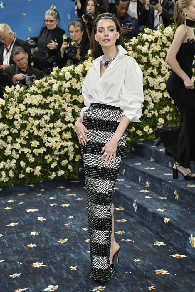 Anne Hathaway niczym figura woskowa. Nie wygląda na 42 lata!