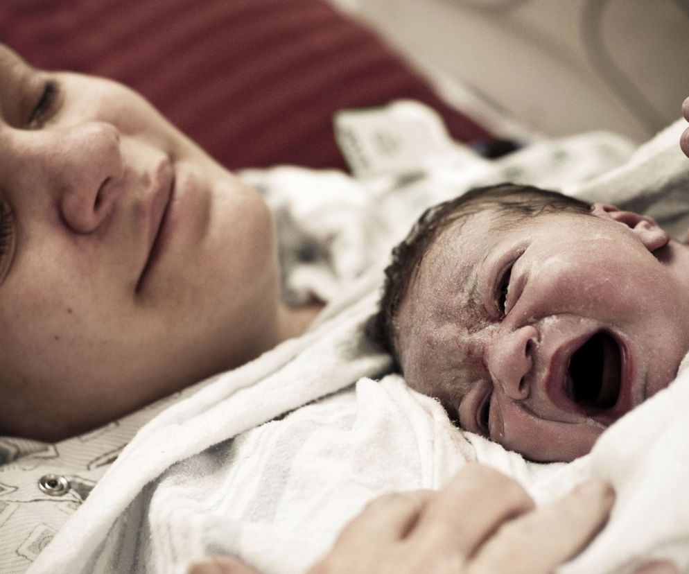 Pępowina łączyła mamę i dziecko niemal przez całą ciążę, ale po porodzie pora się z nią pożegnać. Jak przebiega przecięcie pępowiny? Kto i kiedy odcina pępowinę? Czy dla dziecka przecięcie pępowiny jest bolesne?