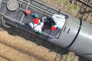 Wyciek groźnego kwasu z cysterny kolejowej. Dron wykrył kuriozalną usterkę