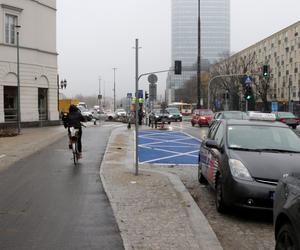 Zabrali miejsca parkingowe i zwęzili ulicę by zrobić ścieżkę rowerową. Biorą się za kolejne ulice