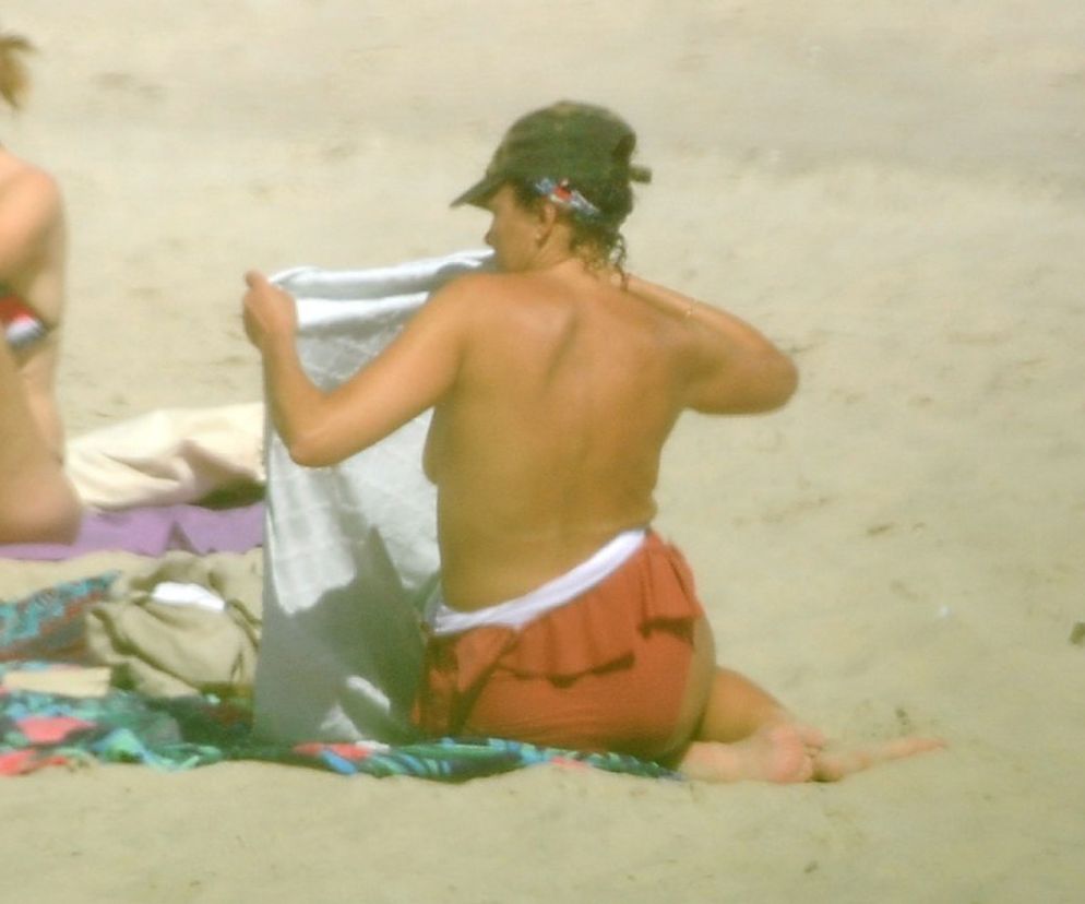 Anna Popek. Pręży piersi na plaży