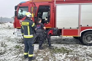 Tafla lodu zarwała się pod psami! Na ratunke ruszyli strażacy [ZDJĘCIA]