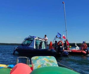 Wypadek na jeziorze Niesłysz. Wywrócił się katamaran, na pomoc ruszyli inni żeglarze