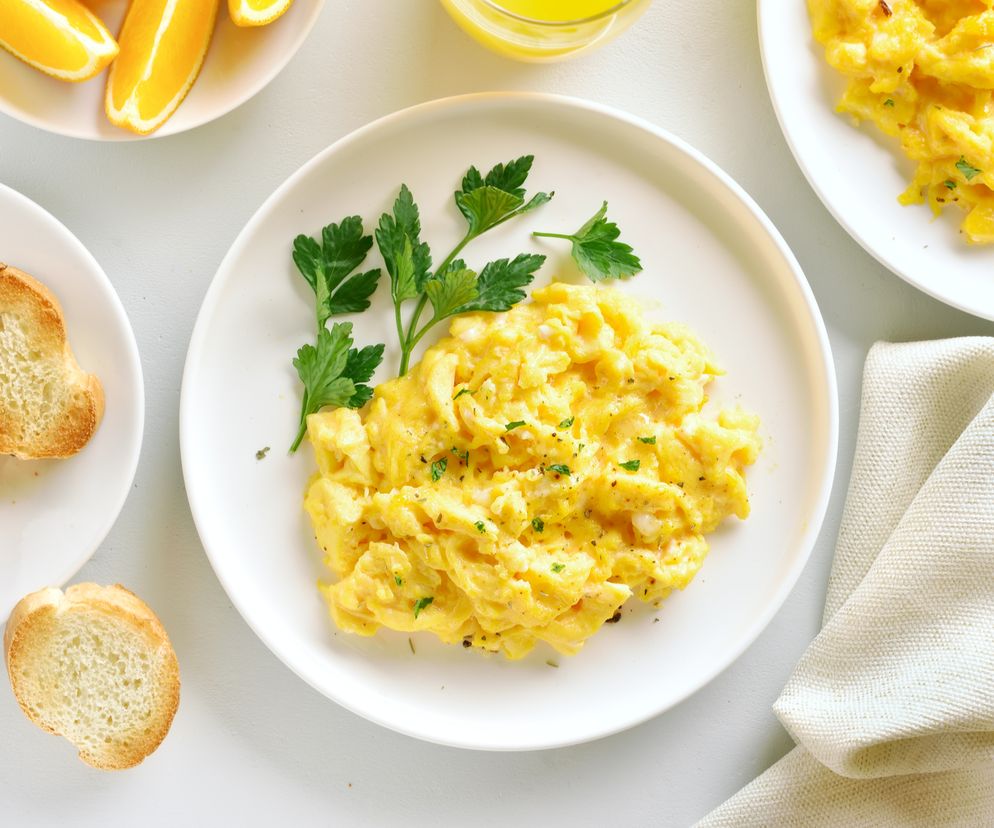 Jajecznica - podstawowy przepis na klasyczną potrawę z rozmąconych jajek 