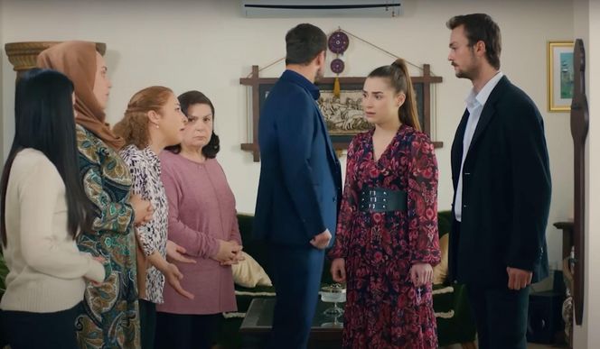 Ege śledzi Melis i dla zmyłki proponuje jej natychmiastowy ślub.