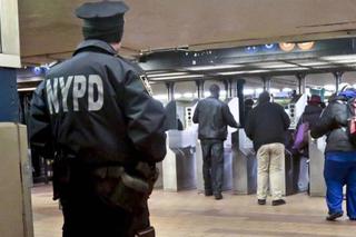 Policjanci straszakami na gapowiczów z metra
