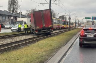 Wypadek na Włókniarzy. Ciężarówka wylądowała na torowisku i wstrzymała ruch [ZDJĘCIA]