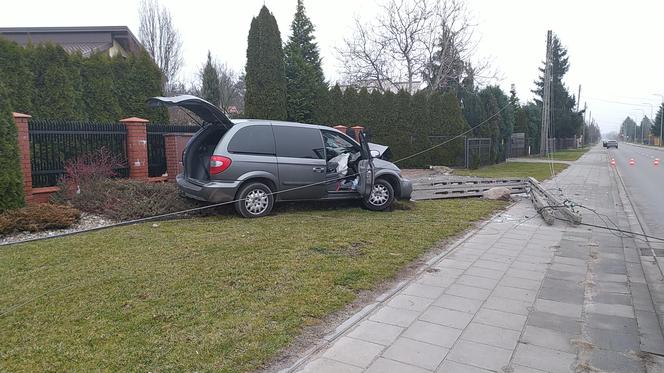 [Aktualizacja] Wypadek na ul. Starokrakowskiej - Kierowca ściął słup energetyczny [FOTO]