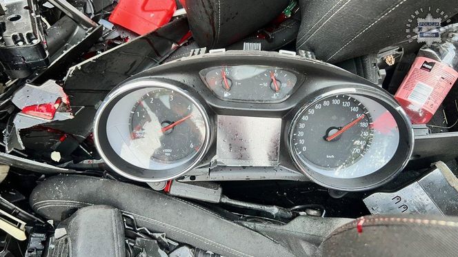 Pyskowice. Nie żyje młody kierowca. Z opla niewiele zostało, wskazówka na liczniku zatrzymała się na 160 km/h