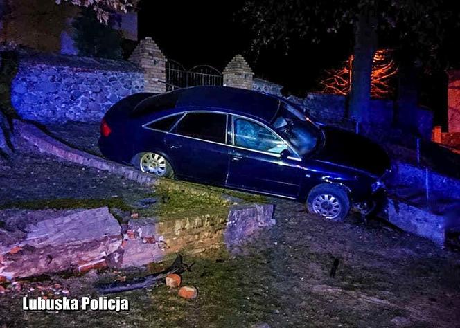 Audi A6 uderzyło w mur i zawisło na barierce przy schodach