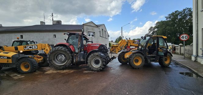 Traktor uderzył w auto i wjechał w budynki! Groźny wypadek pod Grudziądzem [ZDJĘCIA]