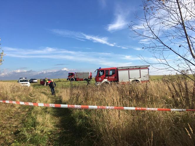 Katastrofa lotnicza w Kościelcu. Szybowiec spadł do lasu, nie żyją dwie osoby [ZDJĘCIA]