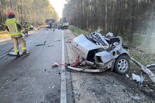 Dramat na drodze. Osobówka rozerwana na strzępy! Dwie osoby w szpitalu.