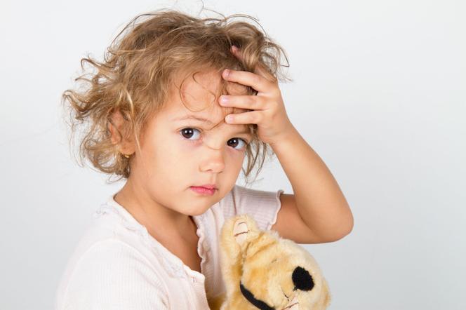 Sprawdź, dlaczego twoje dziecko boli głowa. Przyczyny bólu głowy u dzieci