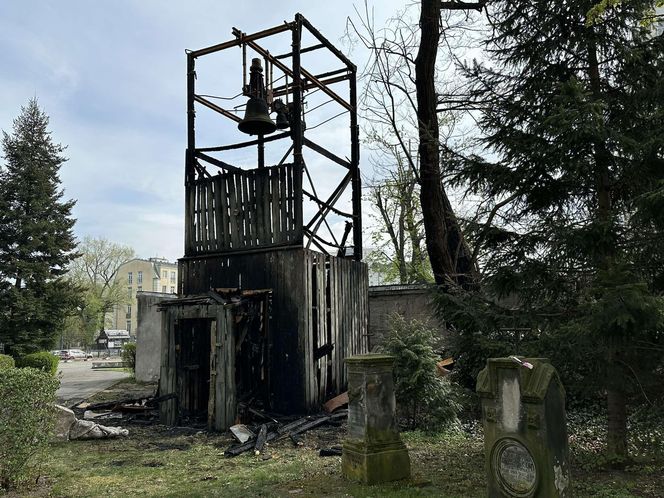 Pożar zabytkowej dzwonnicy w Warszawie