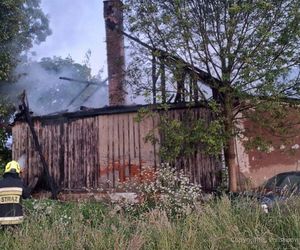 Pożar domu 69-latka pod Radomskiem! Podpalacz podłożył ogień pod sąsiednim budynkiem [ZDJĘCIA]