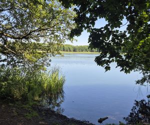 To jedno z największych jezior w Olsztynie. Kusi turystów piaszczystymi plażami