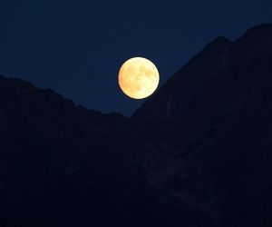 Uczta dla oczu na niebie w Małopolsce. Nad Tatrami pojawił się Zbożowy Księżyc