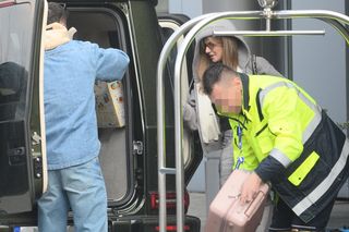 Robert Lewandowski z rodziną na lotnisku