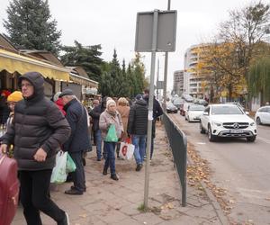 Tłumy na cmentarzu przy ul. Poprzecznej. Olsztynianie odwiedzają groby bliskich [ZDJĘCIA]