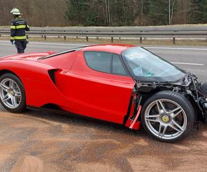 Ferrari za 16 mln złotych rozbite. Za kierownicą miał siedzieć... mechanik 