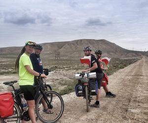 Wsiedli na rowery, żeby zwiedzić Azerbejdżan. Kraj błotnych wulkanów, ognia, czaju i sumaka [GALERIA]