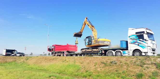 Uszkodzona guma i nienormatywny transport. Przewóz bez uprawnień mógł zakończyć się dramatem