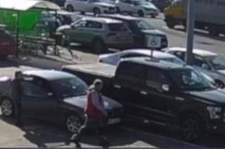 Kierowca BMW źle zaparkował. W złości na innego kierowcę urwał mu wycieraczkę