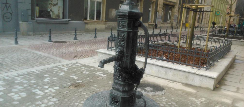 Pompa na woonerfie na Piramowicza po dwóch dniach już zniszczona