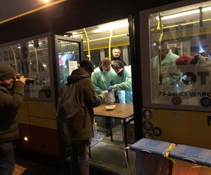 Autobus dla bezdomnych w Łodzi. Zobacz, jak wygląda pomoc potrzebującym