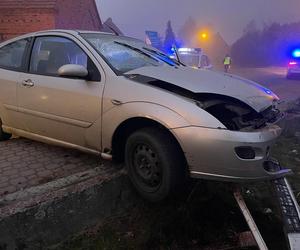 W Zaborowicach w pow. rawickim kierowca wjechał samochodem w słup