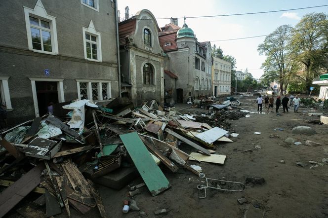 Sprzątanie po powodzi w miejscowości Lądek-Zdrój