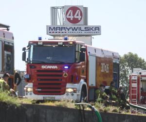 Pożar na Marywilskiej 44. Nieznana osoba z bronią wdarła się na teren centrum 