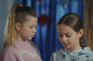 	M jak miłość odc. 1854. Hania  (Wiktoria Basik), Zosia (Natalia Samagalska)