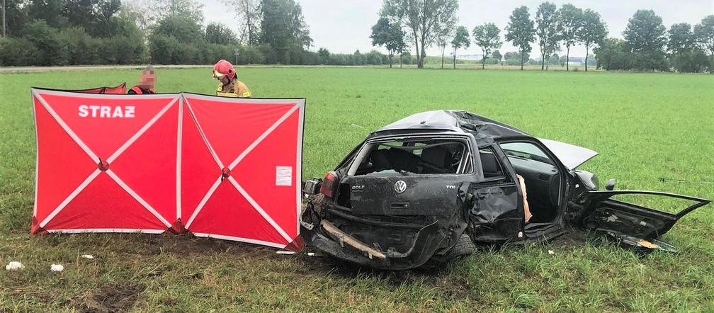 Turowo. ROZTRZASKAŁA auto o drzewo! NIE ŻYJE 22-latka [ZDJĘCIA]