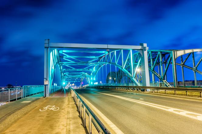 Iluminacje w Gdańsku w geście solidarności z osobami i rodzinami dotkniętymi chorobami rzadkimi.