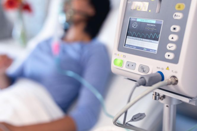 Nadchodzi HV1, kolejny wariant koronawirusa SARS-CoV-2. Może położyć cię do szpitala. W Polsce już ponad tysiąc zakażeń dziennie