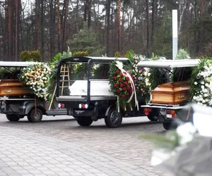 Mały Ignaś pożegnał rodziców i siostrzyczkę. Wielkie wzruszenie na pogrzebie ofiar wypadku pod Żarami