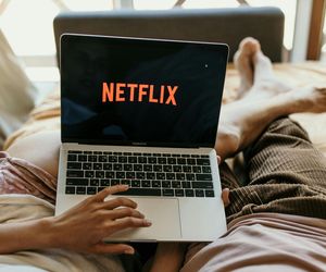 Odkryłam sposób, jak mieć dostęp do wszystkich filmów świątecznych na Netflixie! Tajne kody, dzięki którym oglądam najlepsze filmy świąteczne dostępne na Netflixie