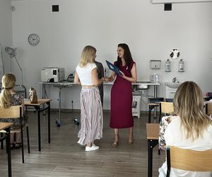 Wakacyjny patrol Eska Summer City w olsztyńskim oddziale Szkoły Policealnej Pascal