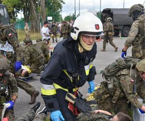 Efektowne ćwiczenia WOT w Czernikowie pod Toruniem. Scenariusz zakładał atak przeciwnika na szkołę z kilkudziesięcioma uczniami