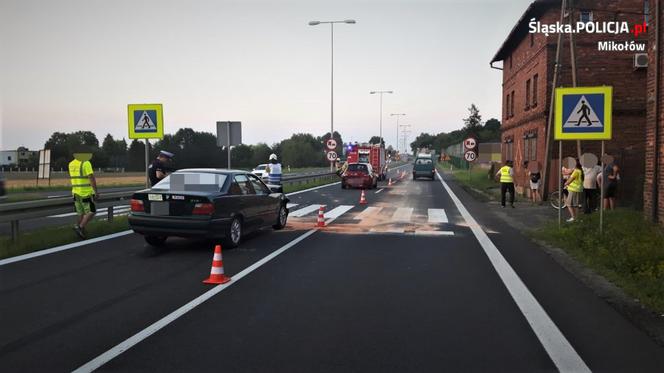 Wypadek w Mikołowie. BMW wjechało w opla! Samochód stoczył się na matkę z dziećmi [ZDJĘCIA]