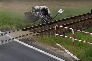 Wypadek na torach pod Poznaniem. Auto staranowało rogatkę i wjechało pod pociąg [WIDEO]