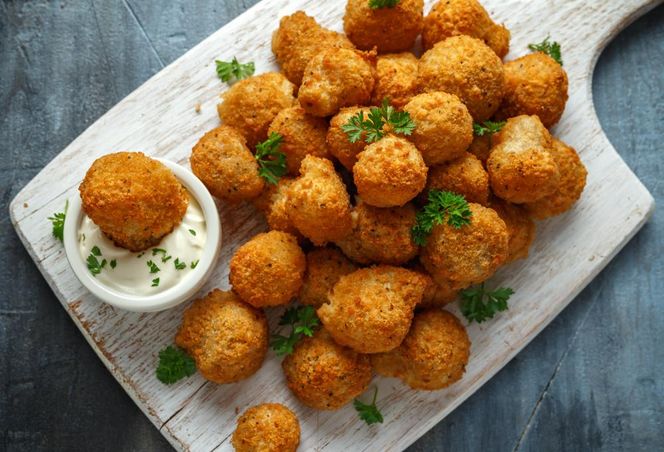 Chrupiące kulki mac and cheese zawsze poprawiają mi humor. Są idealne na imprezy lub jako przekąska na wieczór 