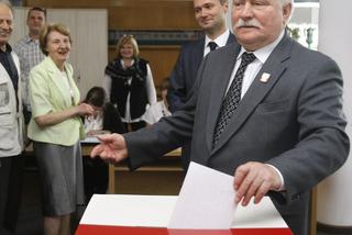 Lech Wałęsa głosuje w wyborach