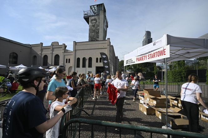 Biało-czerwonym peletonem rowerzyści uczcili Powstanie Warszawskie 
