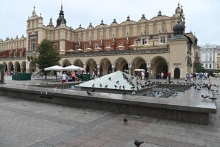 Fontanna „Kryształ” na krakowskim Rynku Głównym nieczynna od roku. Gołębie, brud i problem dla miasta