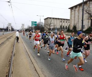 Bieg na Piątkę 2024, Warszawa - zdjęcia. Biegłeś? Szukaj się w galerii!