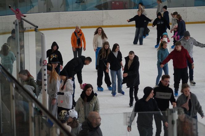 Ferie zimowe na Torbydzie w Bydgoszczy. Lodowisko pęka w szwach [ZDJĘCIA]